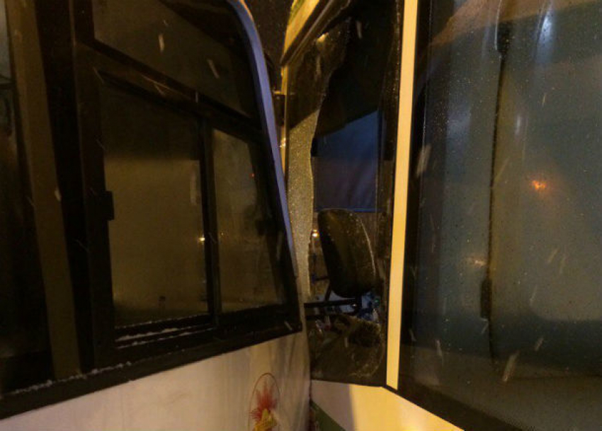 Маршрутка протаранила пассажирский автобус в Ростове-на-Дону