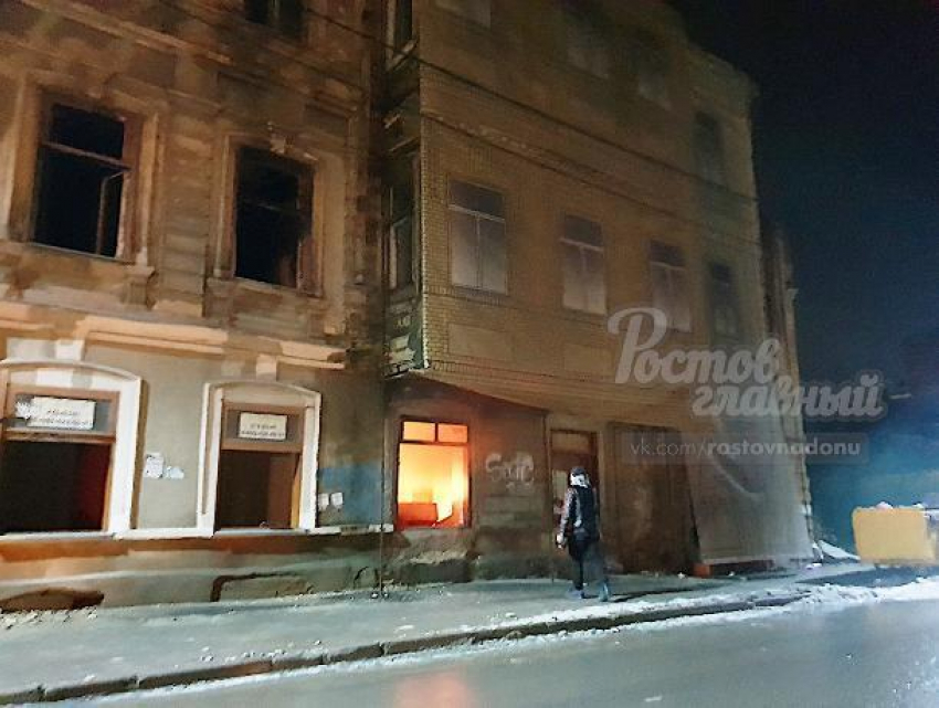 Прибежище бомжей и наркоманов: в центре Ростове снова горел заброшенный опасный дом 