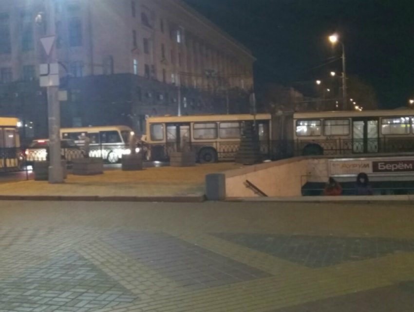 Столкновение маршрутки и иномарки спровоцировало транспортный коллапс в Ростове