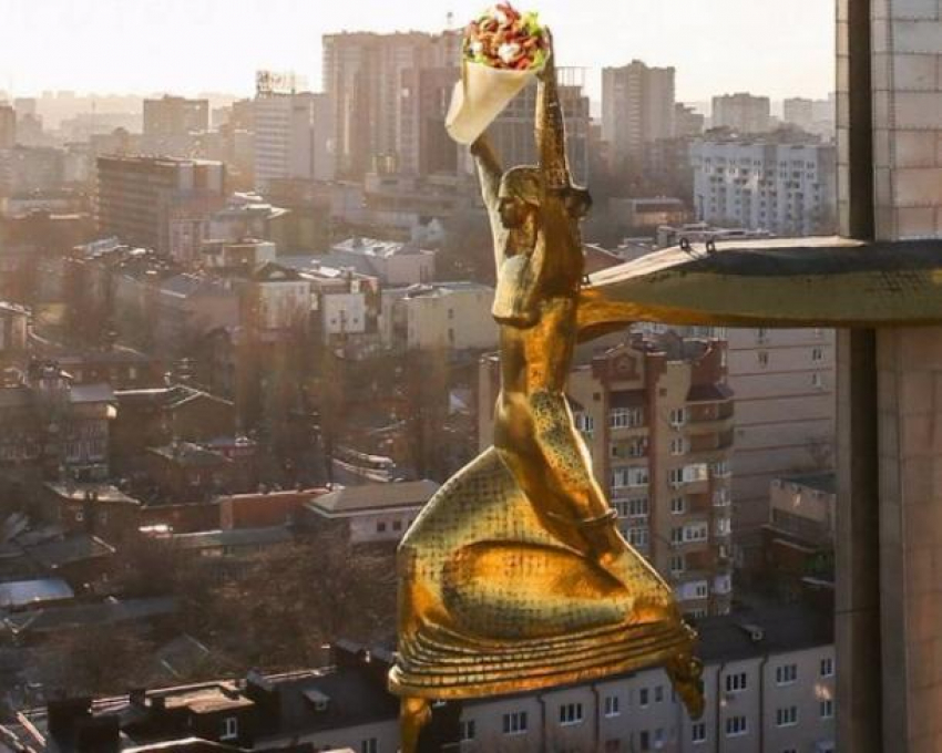 Продавцы осквернили шаурмой богиню Нику на стеле «Освободителям Ростова»