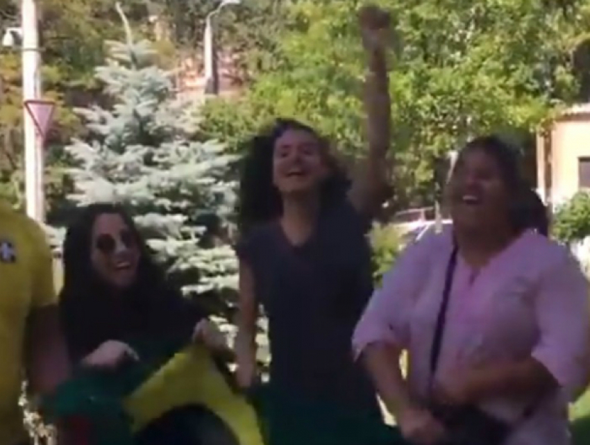 Позитивно настроенные поющие бразильцы на улицах Ростова попали на видео 