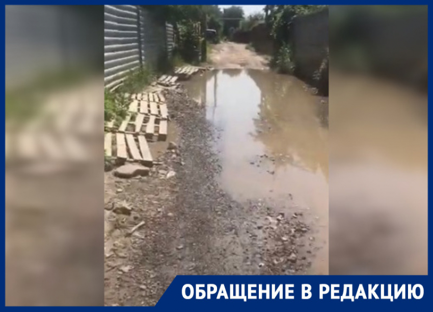 В Ростове под видом ремонта в лужу положили деревянные поддоны