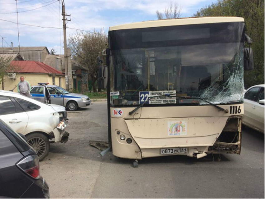 Женщина за рулем иномарки врезалась в автобус и в три припаркованных автомобиля
