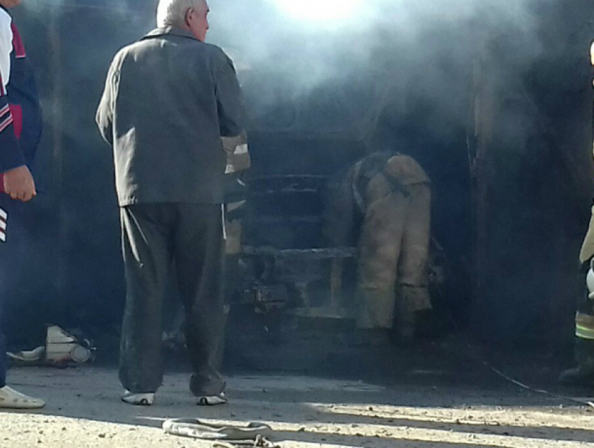 Загоревшаяся прямо внутри гаража машина до смерти напугала ростовских автовладельцев