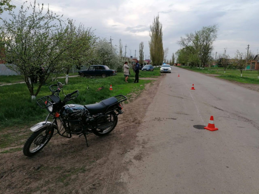 В Ростовской области подростка госпитализировали с переломами ключицы и носа после ДТП с мотоциклом
