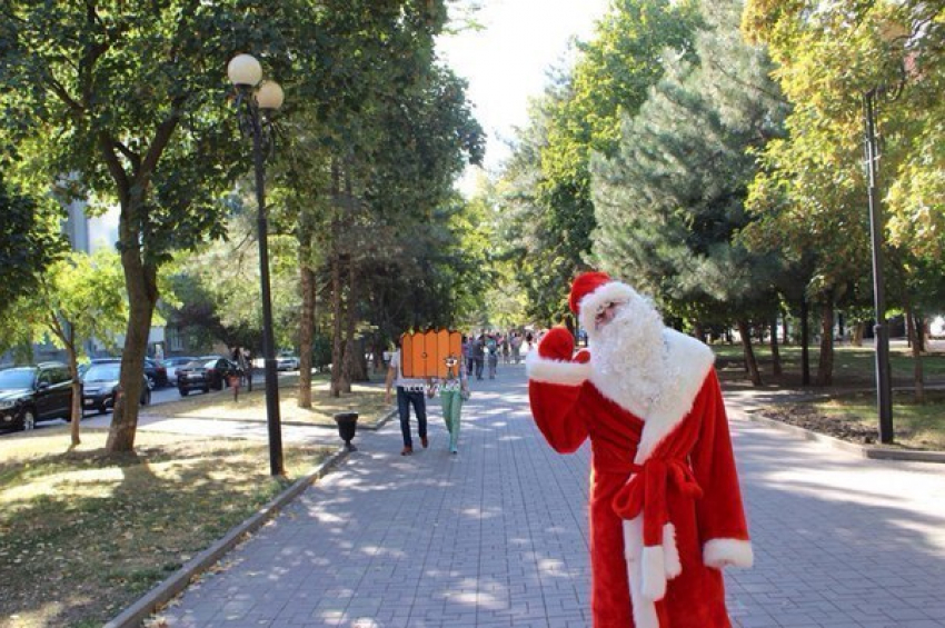 Дед Мороз встретил День города вместе с ростовчанами