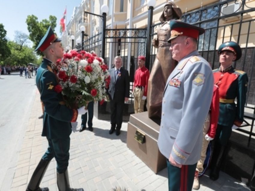 Бронзовых бравых воинов к 100-летию ЮВО установили на Пушкинской в Ростове