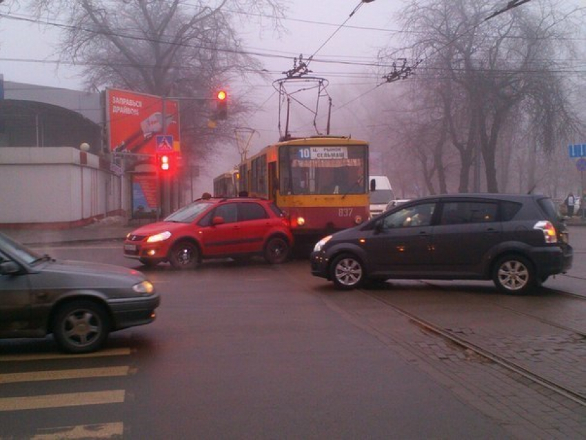 В Ростове трамвай врезался в автомобиль «Сузуки»