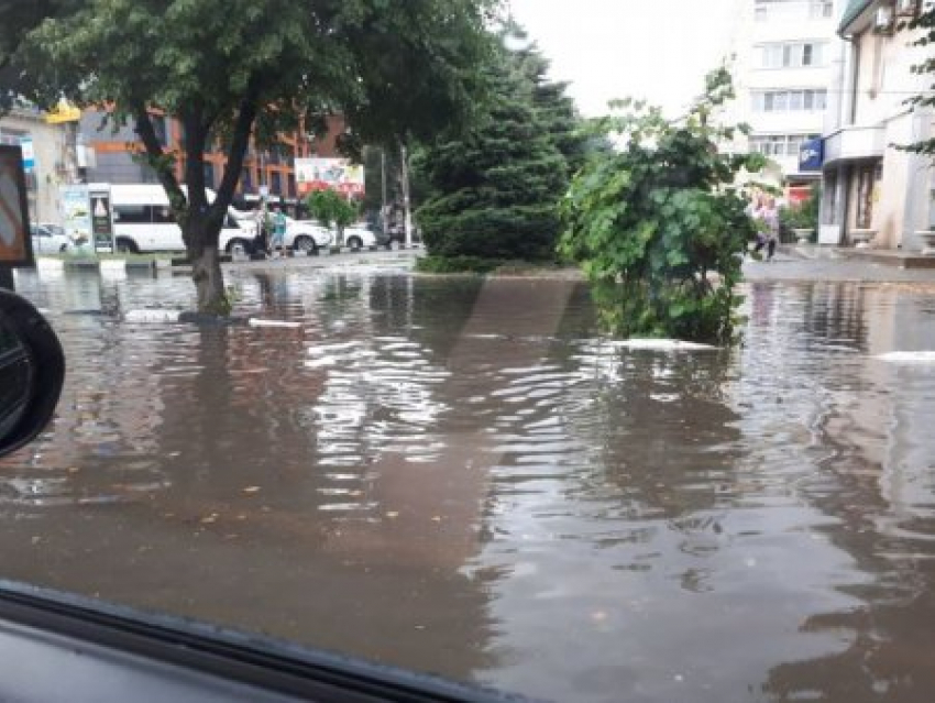 В Батайске продолжают устранять последствия потопа в 25 домах