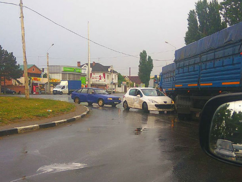 "Заблудившиеся» на кольце автомобили попали в ДТП и создали дорожный затор на въезде в Ростов