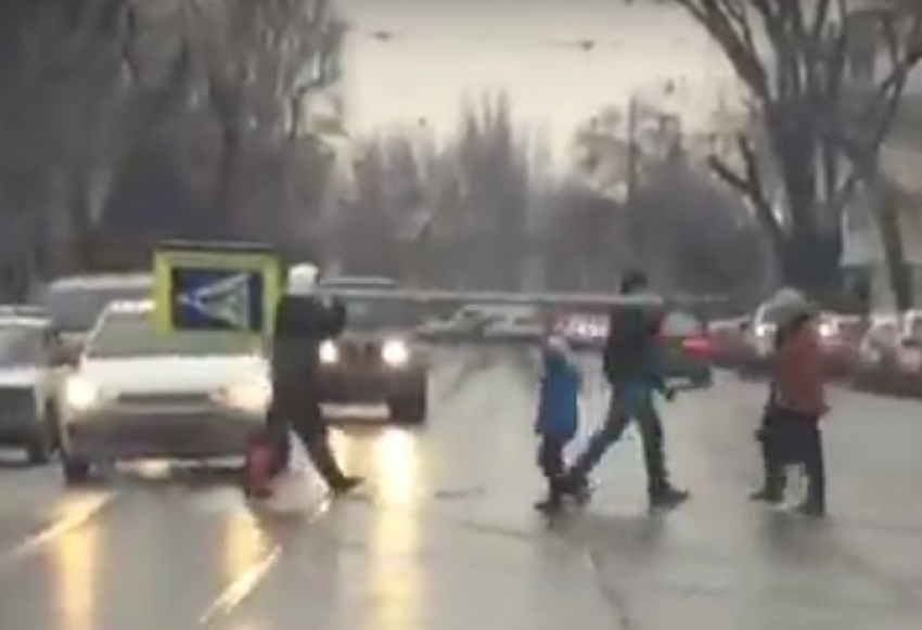 Похищение дорожного знака в центре Ростова попало на видео 