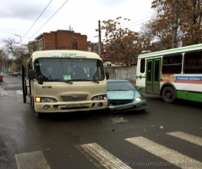 В Ростове автоледи въехала в маршрутку, полную пассажиров