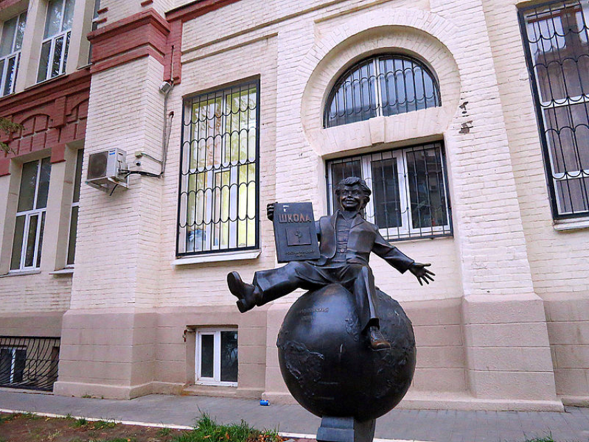 Тогда и сейчас: памятник ростовскому первокласснику попал в энциклопедию самых необычных скульптур России