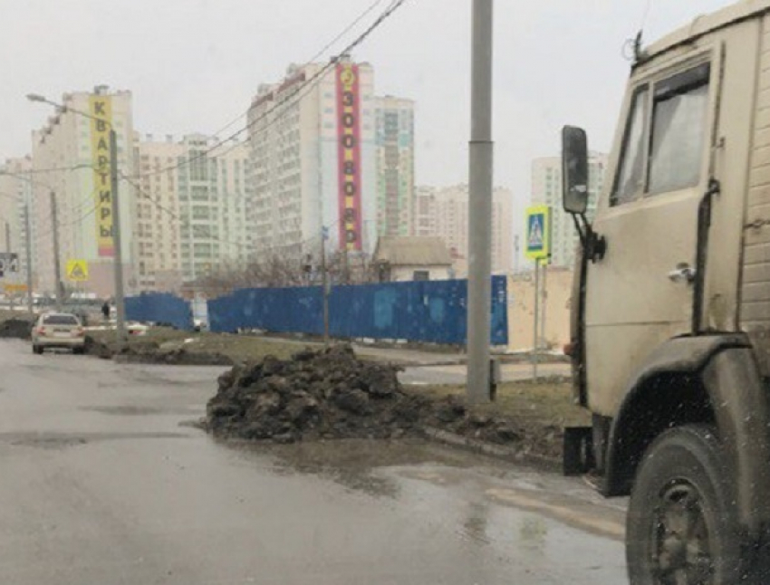 Неубранный снег уже три дня усложняет жизнь автовладельцам Ростова