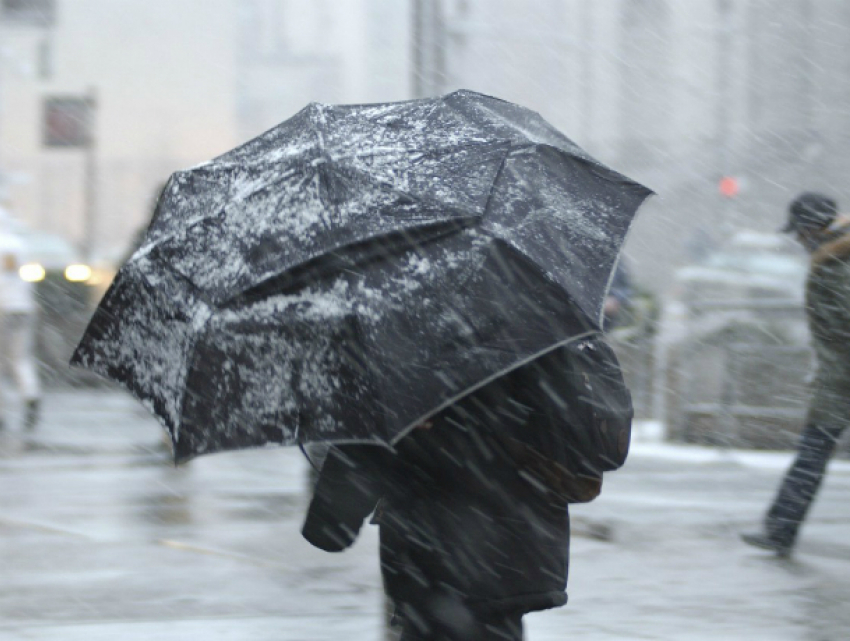 В преддверии сильных дождей и снега в Ростове объявлено штормовое предупреждение