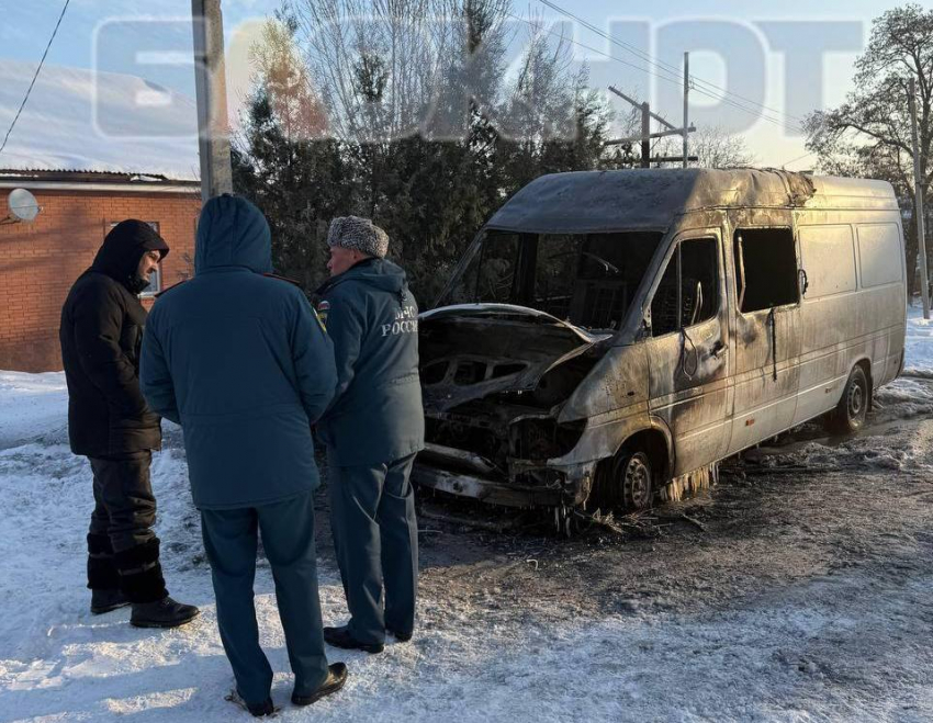 В центре Каменска-Шахтинского неизвестные сожгли машину местному активисту-коммунисту Андрею Конникову