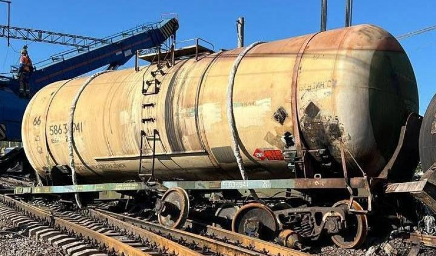 Прокуратура начала проверку схода грузового поезда с рельс в Ростовской области