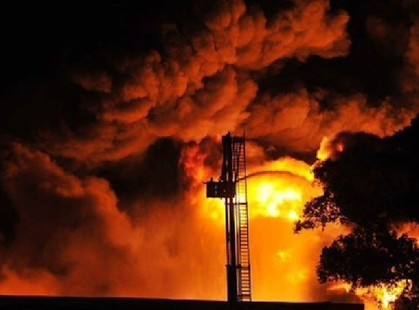 В Ростовской области на Каменском НПЗ горел резервуар с нефтепродуктами