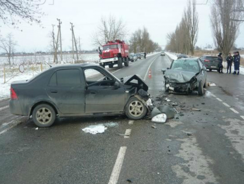 Два водителя и пассажир погибли в лобовом столкновении иномарок на трассе под Ростовом