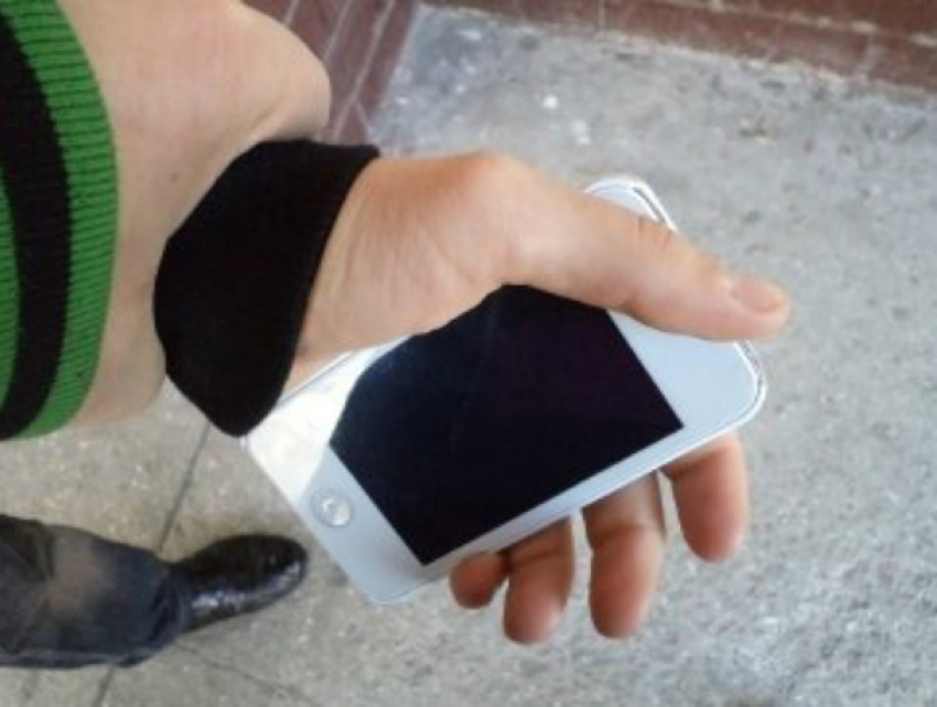 Дерзкое похищение телефона на улице совершил грабитель в Ростове 