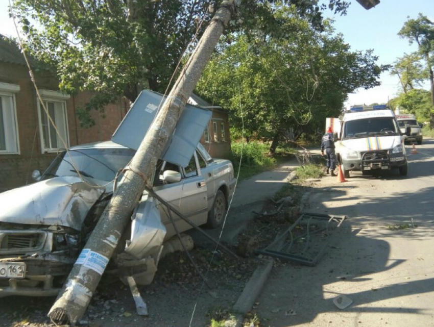 Потерявший сознание за рулем автомобилист снес фонарный столб на тротуаре под Ростовом