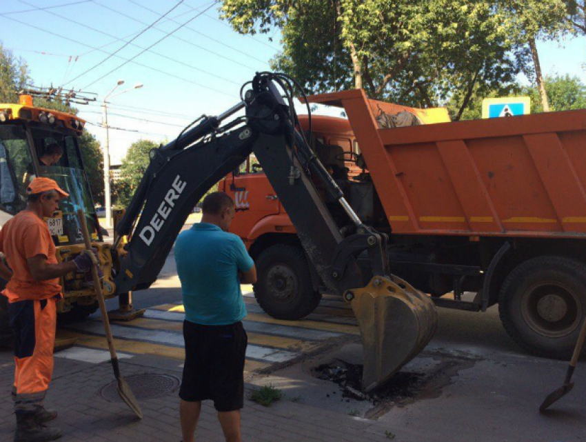 Яму с мусором в Ростове оперативно заделали после публикации «Блокнота»