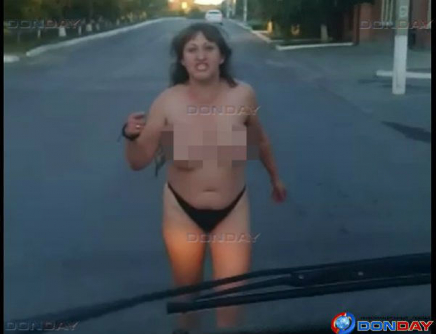 Обнаженная пьяная женщина атаковала проезжающие автомобили в Ростовской области