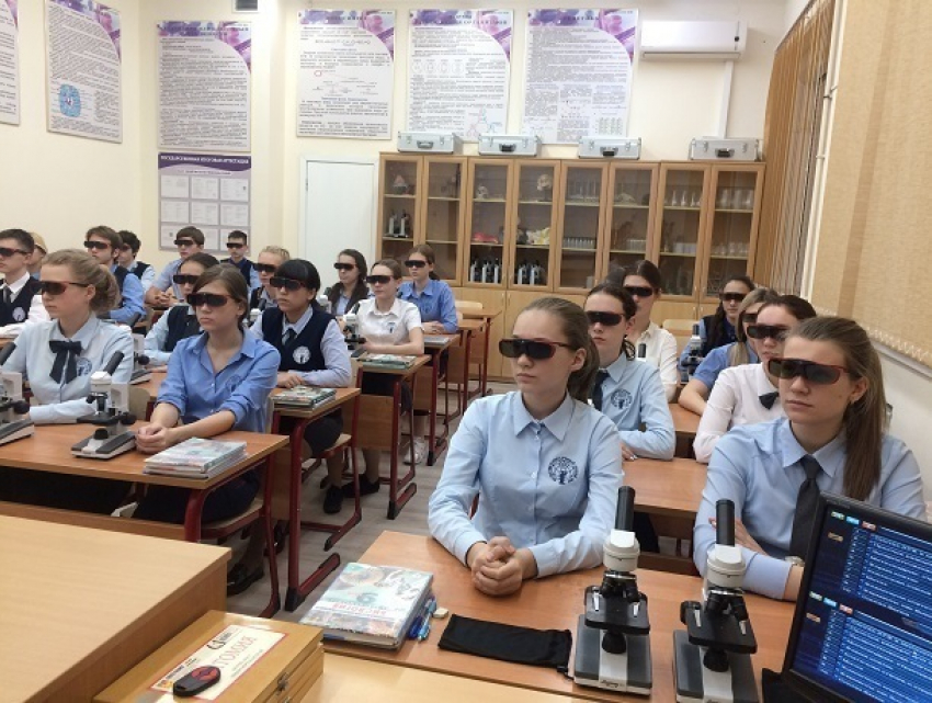 Ученики ростовского лицея побывали на первом уроке в формате 3D