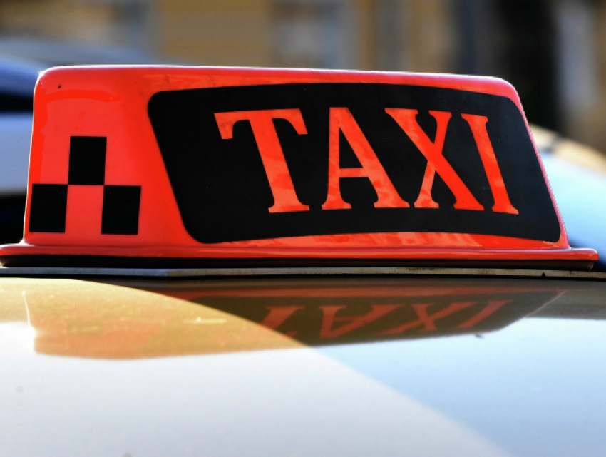 Двое мужчин и женщина получили травмы в массовом ДТП с машиной такси в Ростовской области