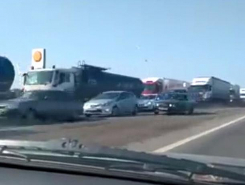 Огромная пробка из-за четырех аварий с участием множества большегрузов под Ростовом на видео