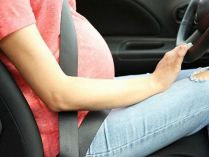 С угрозой выкидыша доставили в больницу беременную автоледи после ДТП в Ростове