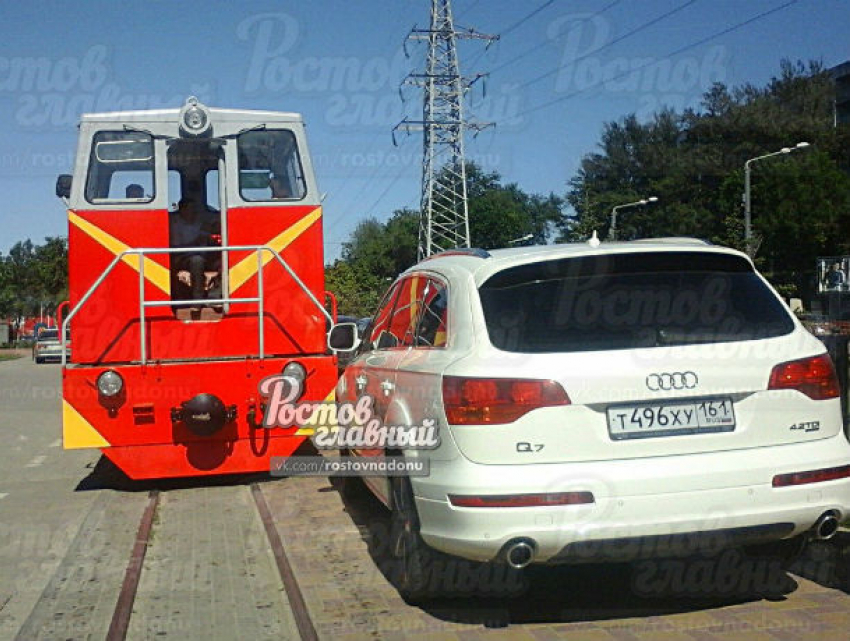 Автохам на иномарке припарковался на железнодорожных путях и ушел кутить в Ростове