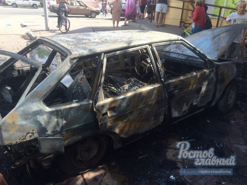 Автомобиль «ВАЗ» полностью сгорел на парковке гипермаркета в Батайске