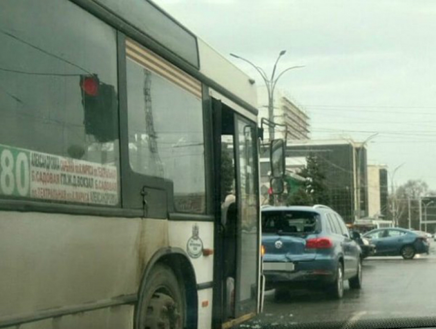 Спешащий за выручкой водитель автобуса лихо наскочил на иномарку в центре Ростова