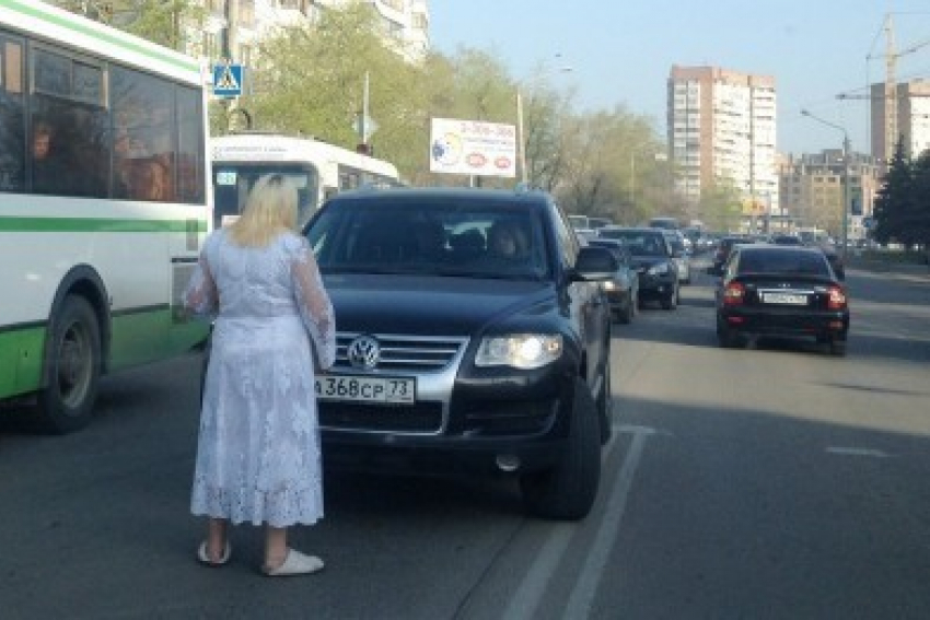 Женщина в белом создала пробку в Ростове, требуя денег на храм