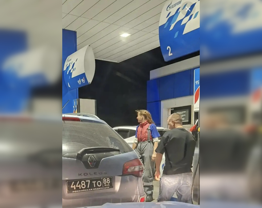 На АЗС в Ростове сотрудница развела очередь на две полосы и утихомирила водителей