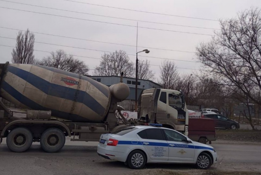 Бетономешалка сбила мужчину вне пешеходного перехода в Ростове