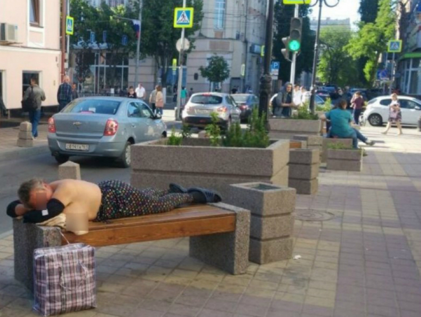 Загорающая топлес на лавочке тучная брюнетка вызвала волну возмущения у эстетичных жителей Ростова