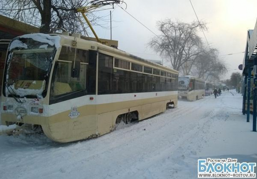 В Ростове из-за заметенных путей на улице Станиславского вторые сутки стоят трамваи
