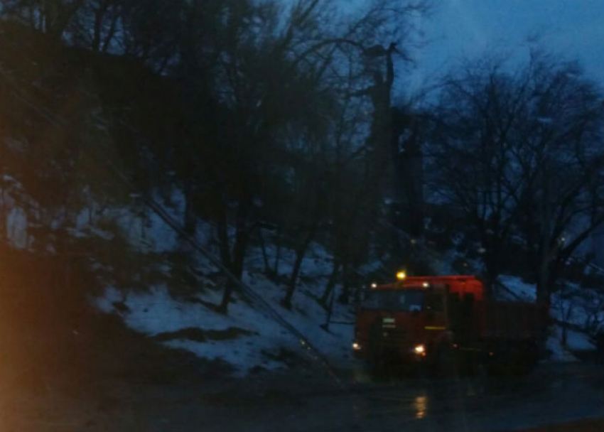 В Ростове из-за обрушения грунта перекрыли часть проспекта Стачки
