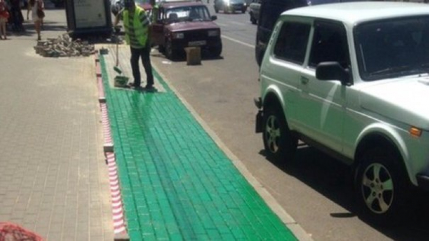 В центре Ростова на тротуарной плитке нарисовали зеленый газон