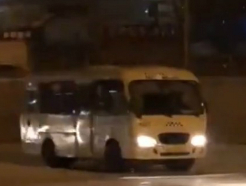 Отвязно дрифтующая по первому снегу на парковке маршрутка удивила ростовчан на видео