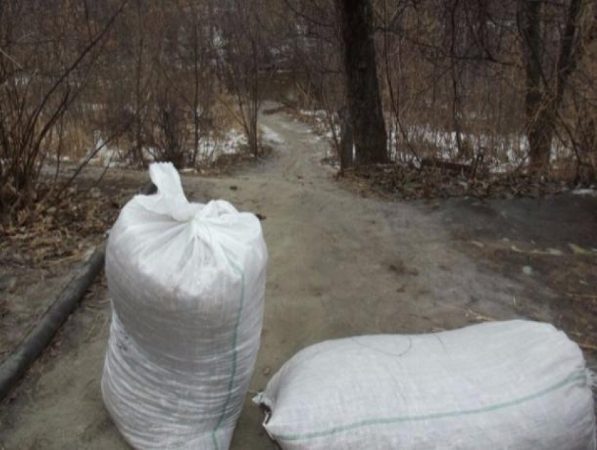 Украинец по канату через реку переправил в Ростовскую область 18 мешков чищеных орехов
