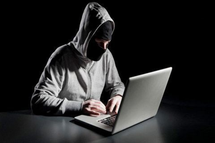 Полицейский для хороших показателей выложил в Интернет фашистскую свастику через аккаунт дончанина 