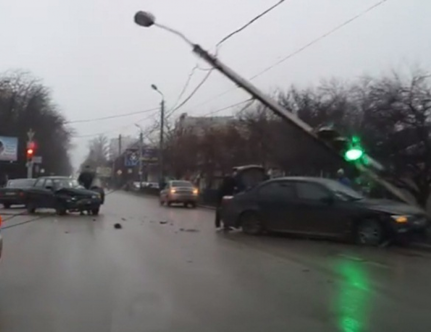 В Ростове водитель «БМВ», протаранив «десятку», врезался в столб уличного освещения