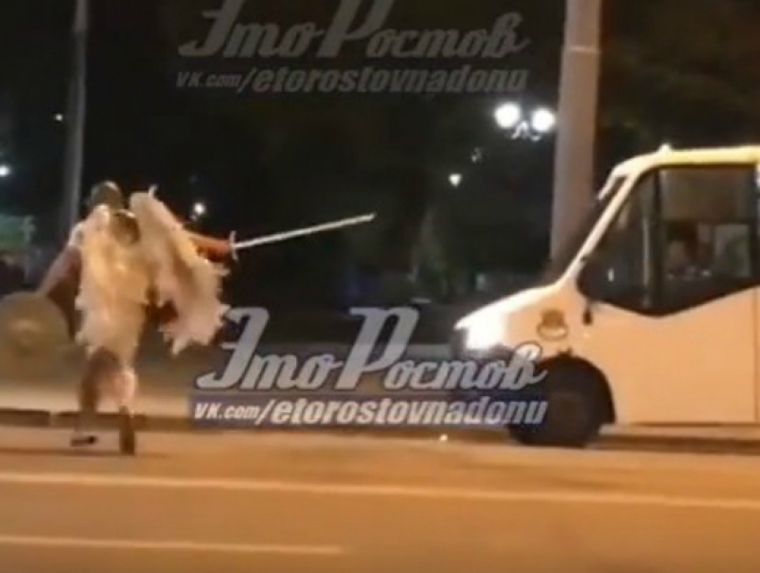 Хваставший своим бессмертием вооруженный ангел в оживленном центре Ростова попал на видео