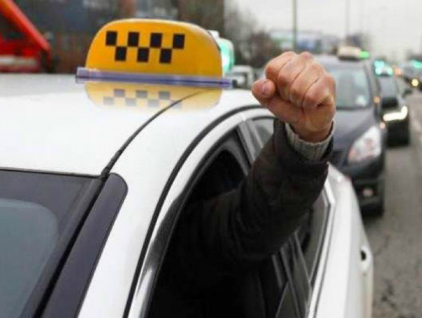 Ростовским таксистам придется отвечать за повышение тарифа на перевозки