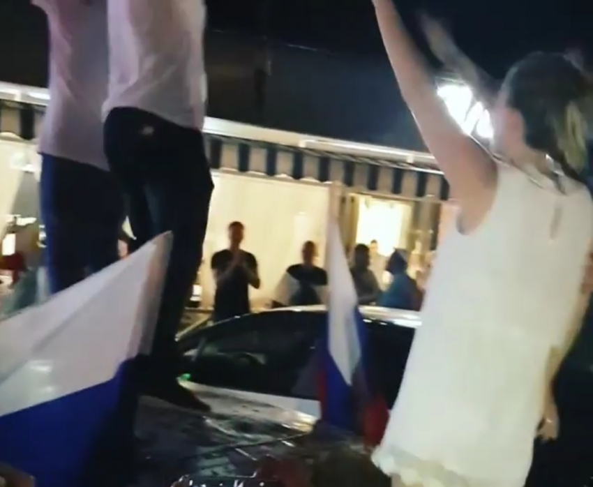Болельщики Ростова устроили дикие танцы под зажигательные песни в поддержку сборной России