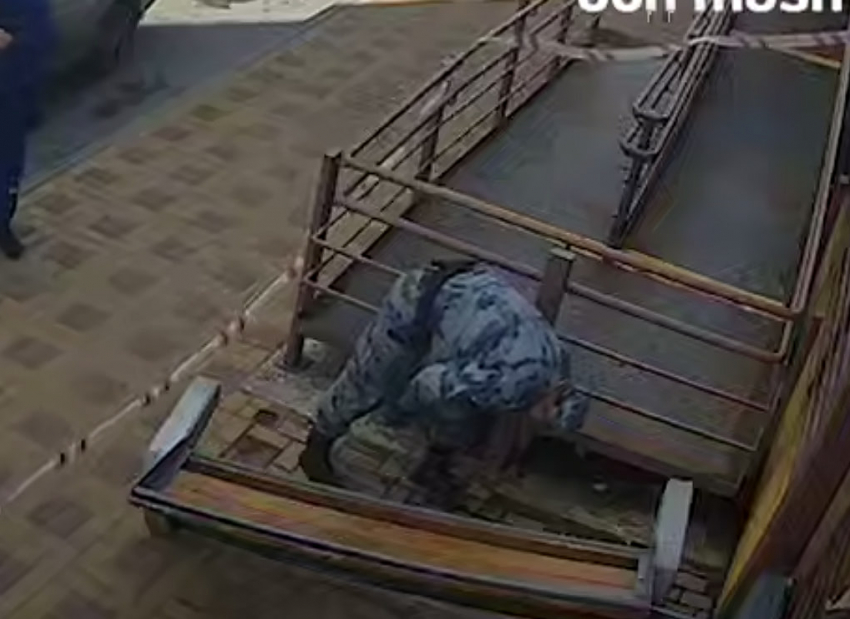 Полицейские не стали забирать «гранату» у дома в Суворовском