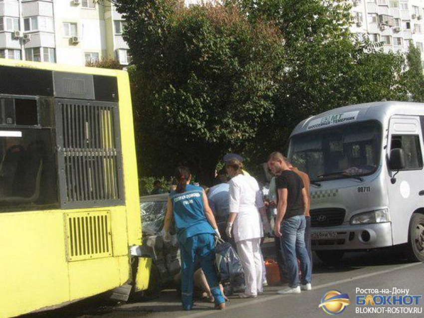 В Ростове в тройном ДТП с автобусом и маршруткой пострадал пешеход